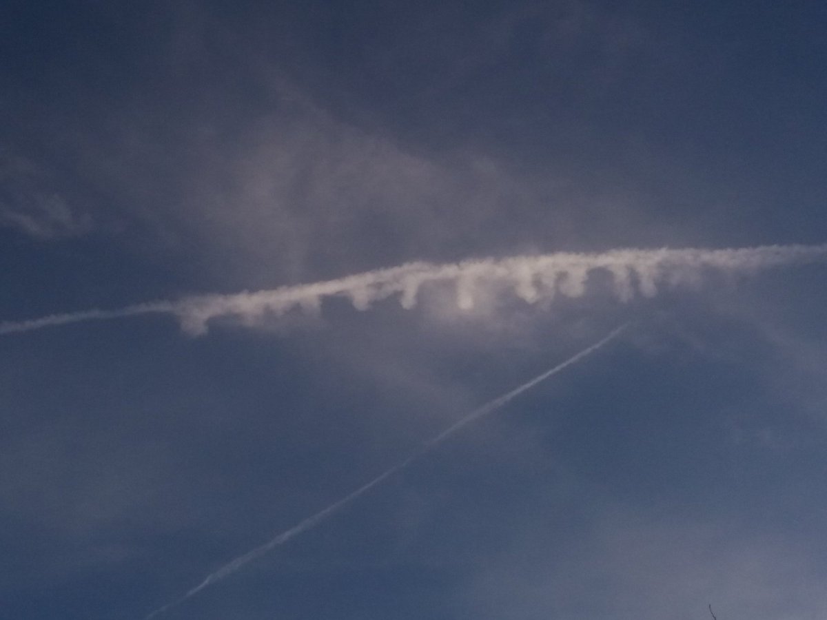 NepheloNymph's tweet photo. Wednesday 14:11:18 16:00-17:00 North Manchester England @DailyPjfl #OPEVIDENCE #CVReports #LookUp #chemtrails #Geoengineering #SRM #WeDoNotConsent #TheGreatAwakening https://t.co/rWqiJ5s14f