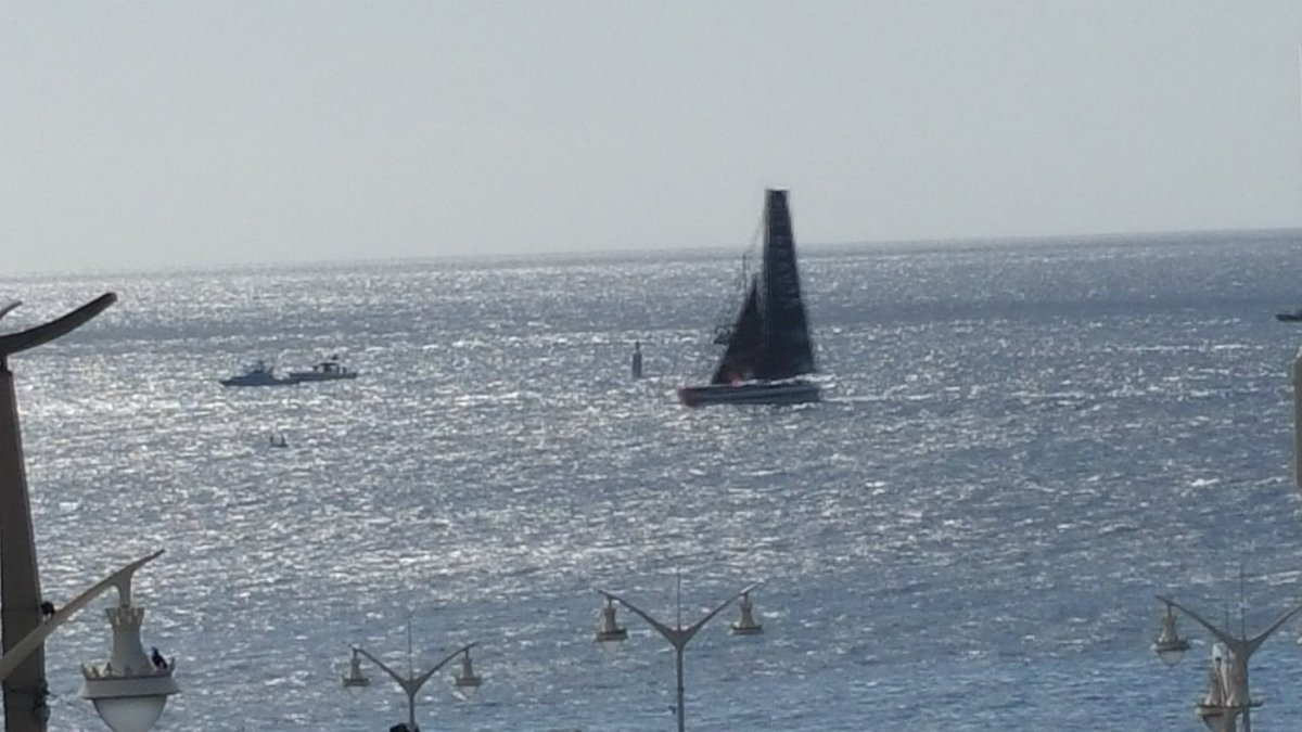 Vue du Palais de Justice et du passage de la bouée de Basse-Terre , en tête de la classe Multi50 #RDR2018, d'Armel TRIPON, bravo à lui et son équipe pour cette performance!