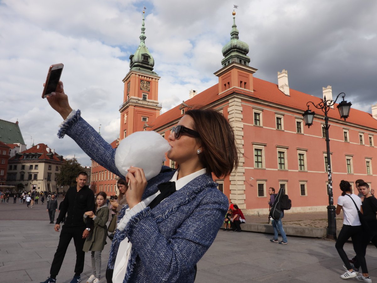 FlavorOfPoland's tweet photo. #TBT to #Warsaw Old Town- the oldest part of the #Polish #Capital. #Heroically rebuilt after WWII, the #historic district is perfect for a #walk #backthroughtime. Its #colorful buildings, a #RoyalCastle, the #quaint #square & narrow, winding #streets leave you simply #enchanted! https://t.co/eYPIUUg2KM