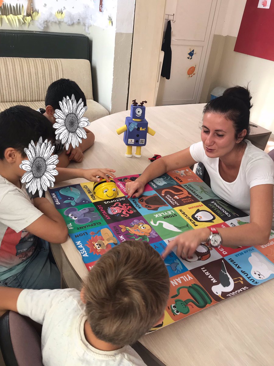 klcayla's tweet photo. Bize kodlamayı sevdiren canımız Bilişim öğretmenimiz @demetkaplanmert ‘e teşekkür ederiz @beebot ve @eBotOfficial ile kodlama öğreniyoruz #özeleğitim #kodlama #beebot https://t.co/OlRhvWwO8T
