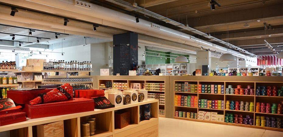 Castanbarcelona's tweet photo. Nuevo proyecto de iluminación integral para el centro comercial Emocions de Barcelona. Un proyecto de gran envergadura en el cual hemos colaborado instalando producto técnico en cada espacio del centro comercial, tiendas, cafetrías y espacios comunes. #castan #lighting #light https://t.co/NPT8AAOTOM
