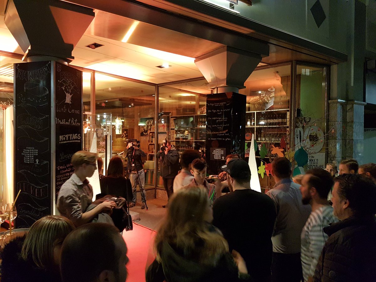 Für die <a href="/genobarcamp/">GENObarcamp</a>'er wird der rote Teppich ausgerollt. #blitzlichtgewitter beim #GBC17 in Hof.