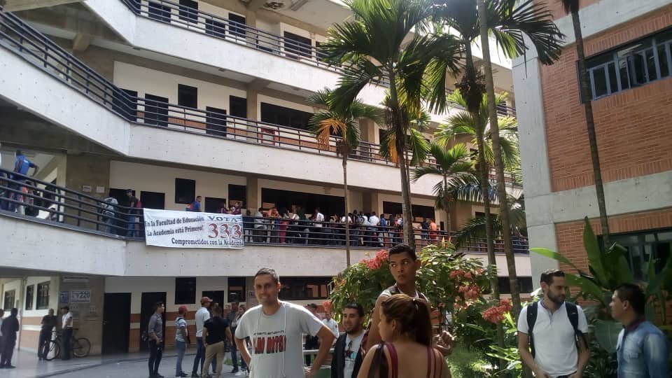 jepp2104's tweet photo. Contra viento y marea. Valientes estudiantes ganaron las elecciones,  Orgulloso de nuestros estudiantes. Felicitaciones Jessica Bello #UCEnRevolución .@ClaritzaAlfaro  .@mariaarteaga709   .@Marlysc1978  .@geoteranc17  .@felixcalzadill3  .@grendisjo https://t.co/40uUDjzmQh