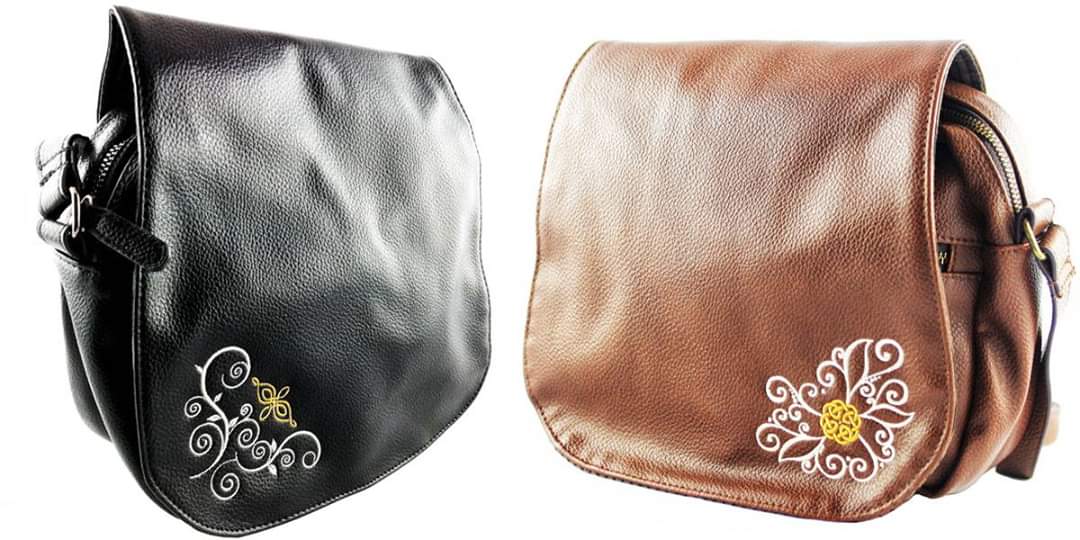 Seid gegrüßt!
Unser Netzsortiment hat Nachwuchs bekommen. 😀
Zwei neue #Handtaschen (schwarz und braun) in Lederoptik können seit heute über artam.de bestellt werden. Verschönert wurden sie mit einer dezenten Stickapplikation. Der Preis beträgt 29,95€. #artam