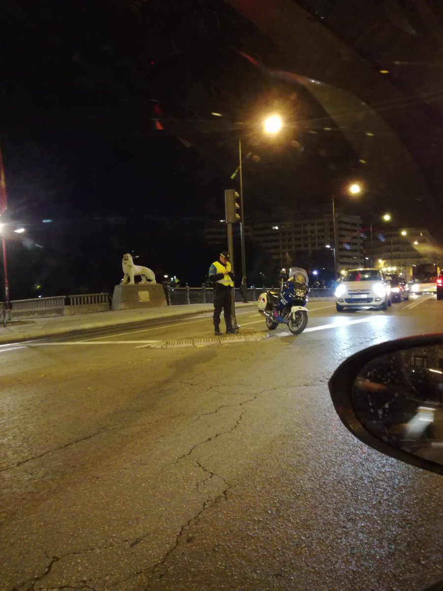 AleP54's tweet photo. Atasco en el centro de León, y la policia local controlando su móvil...perdón! Quiero decir el tráfico! 👮🏽‍♂️🚗🚕 @AytoLeon https://t.co/C1Q8JbrHoN