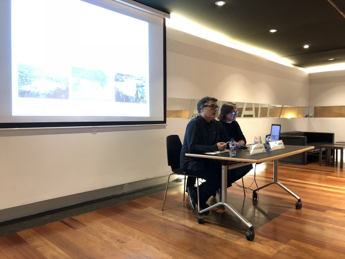 AnaMoureG's tweet photo. L’artista Pilar Beltrán i el crític d’art @alvarodlar presenten a l’#IVAMLab el catàleg de l’exposició #Entramats, un treball que reflexiona sobre les migracions i la búsqueda d’una vida millor https://t.co/j77W4Mi2Ii