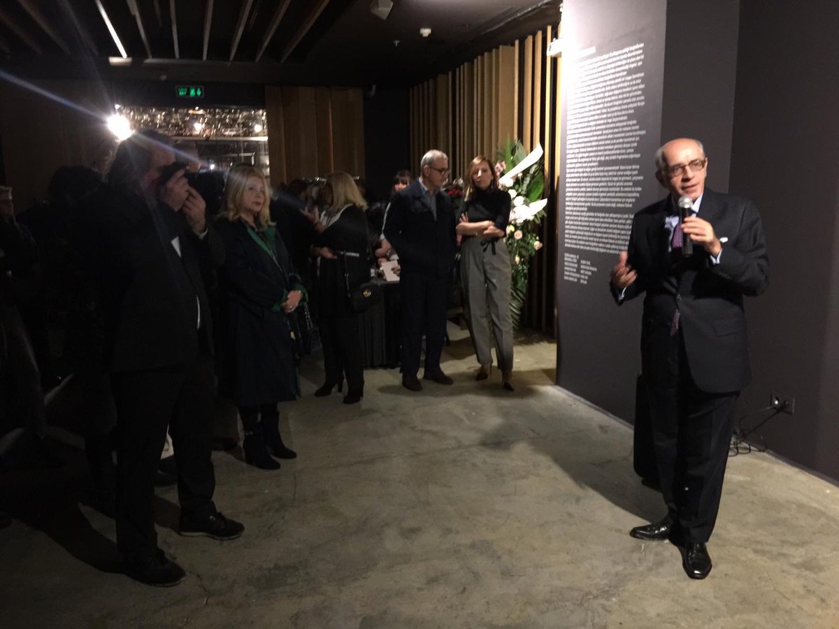 HBKahraman's tweet photo. #Sofahotel hallarts salonunda #ereninönü’nün fotoğraf sergisi açıldı. Contemporary istanbul vakfının #cif ilk etkinliğiydi. Satış gelirleri vakfa hibe edilecek. Çok etkileyici enstalasyonlarla zaman-fotoğraf ilişkisine bir bakış. https://t.co/WqZfK6lHKz