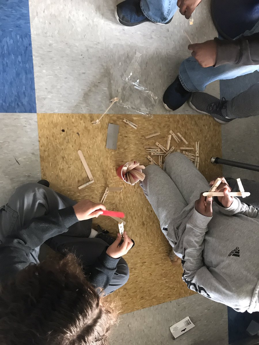 MsSpafford's tweet photo. 50 large popsicle sticks. 36 clothespins. Who can build the tallest structure in 20 minutes?! #STEAM #mvbees Thanks to @GabrielChilcott for the clothespin delivery! https://t.co/xDuNsv67tp