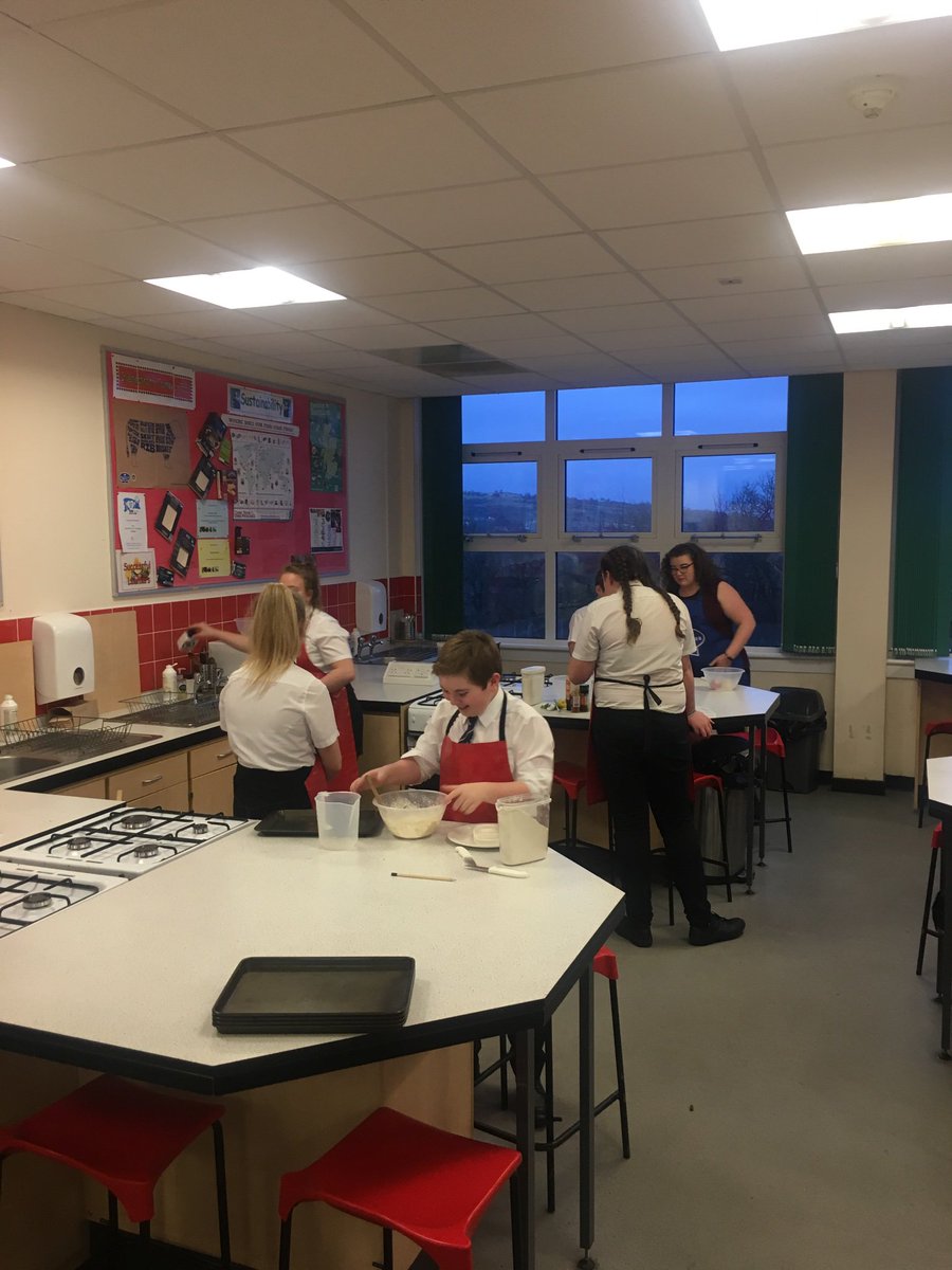 StLukesHFTT's tweet image. What a FANTASTIC way to end by our cookery club, the chefs had new students! Passing on their knowledge to make pizzas, a special thank you to our wonderful Practical Cookery students Anya and Mirren that helped out and saved the day! 🎉 @PEStLukes @StLukesHigh
#communitycooking
