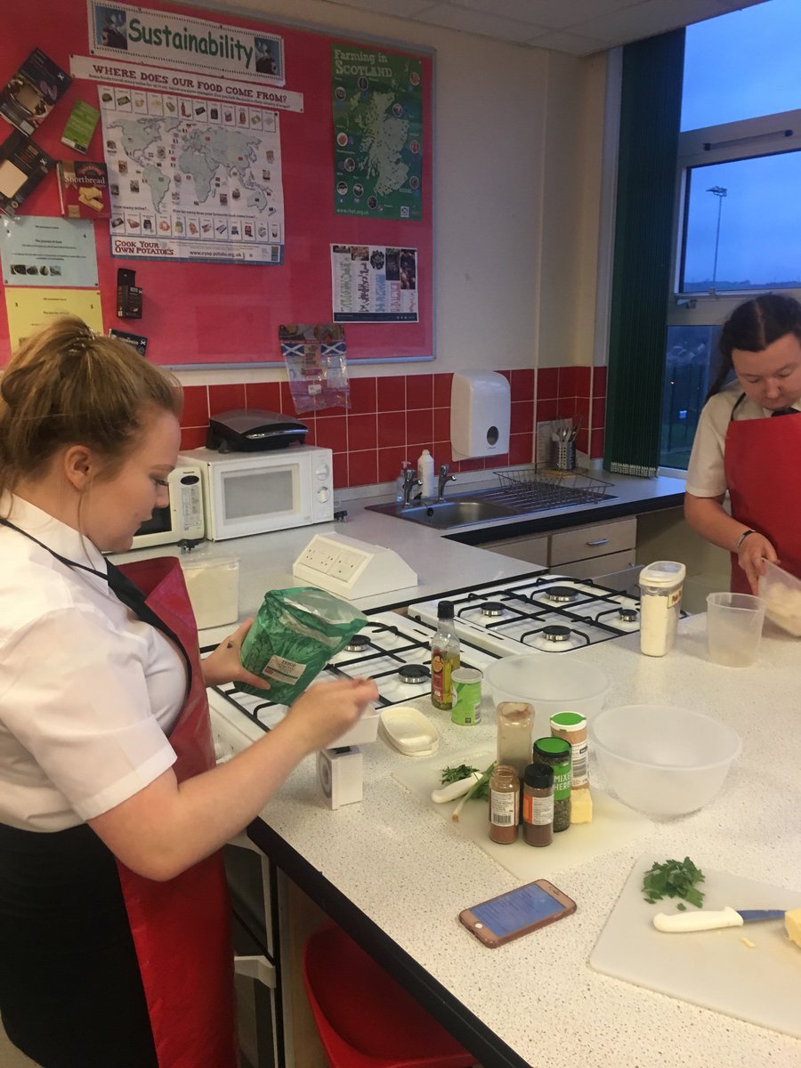 StLukesHFTT's tweet image. What a FANTASTIC way to end by our cookery club, the chefs had new students! Passing on their knowledge to make pizzas, a special thank you to our wonderful Practical Cookery students Anya and Mirren that helped out and saved the day! 🎉 @PEStLukes @StLukesHigh
#communitycooking