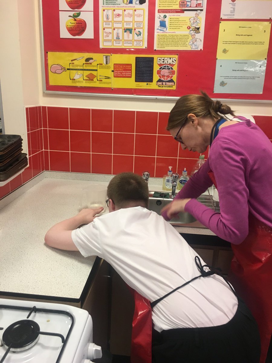 StLukesHFTT's tweet image. What a FANTASTIC way to end by our cookery club, the chefs had new students! Passing on their knowledge to make pizzas, a special thank you to our wonderful Practical Cookery students Anya and Mirren that helped out and saved the day! 🎉 @PEStLukes @StLukesHigh
#communitycooking