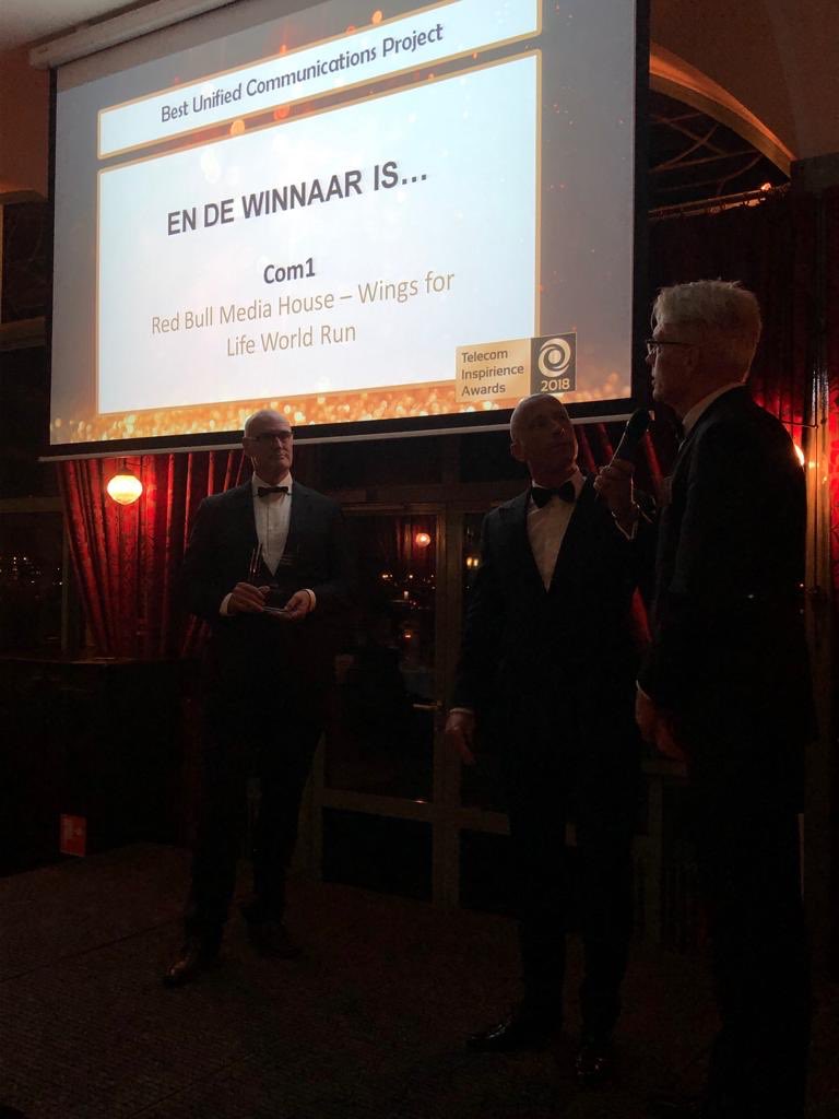 BTG_org's tweet image. BTG feliciteert #Com1 met de #telecominspirienceaward 2018 Voorzitter @ericreij reikt de prijs uit.