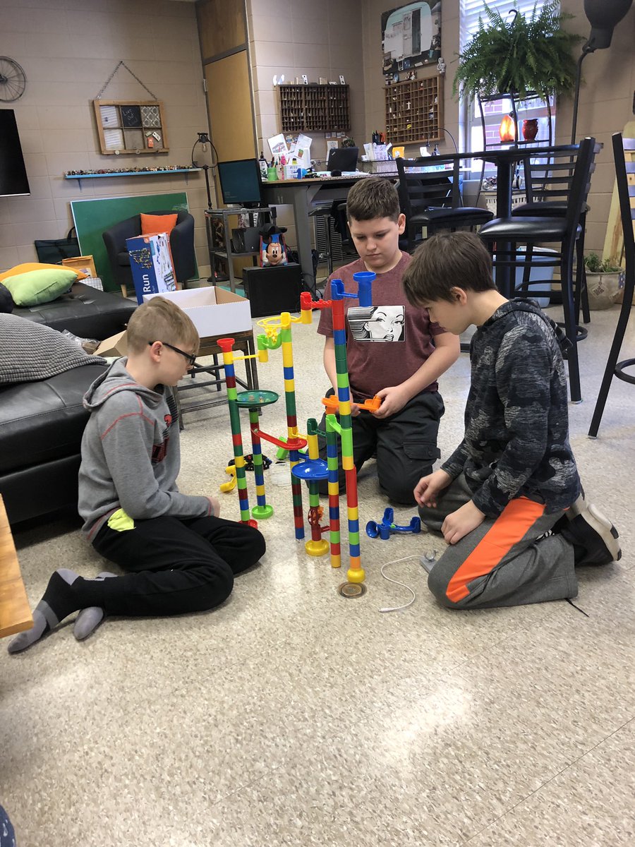 HarronKim's tweet photo. STEM building/exploring #theydontknowtheyrelearning #wiswillard https://t.co/GRwj4oqvyj