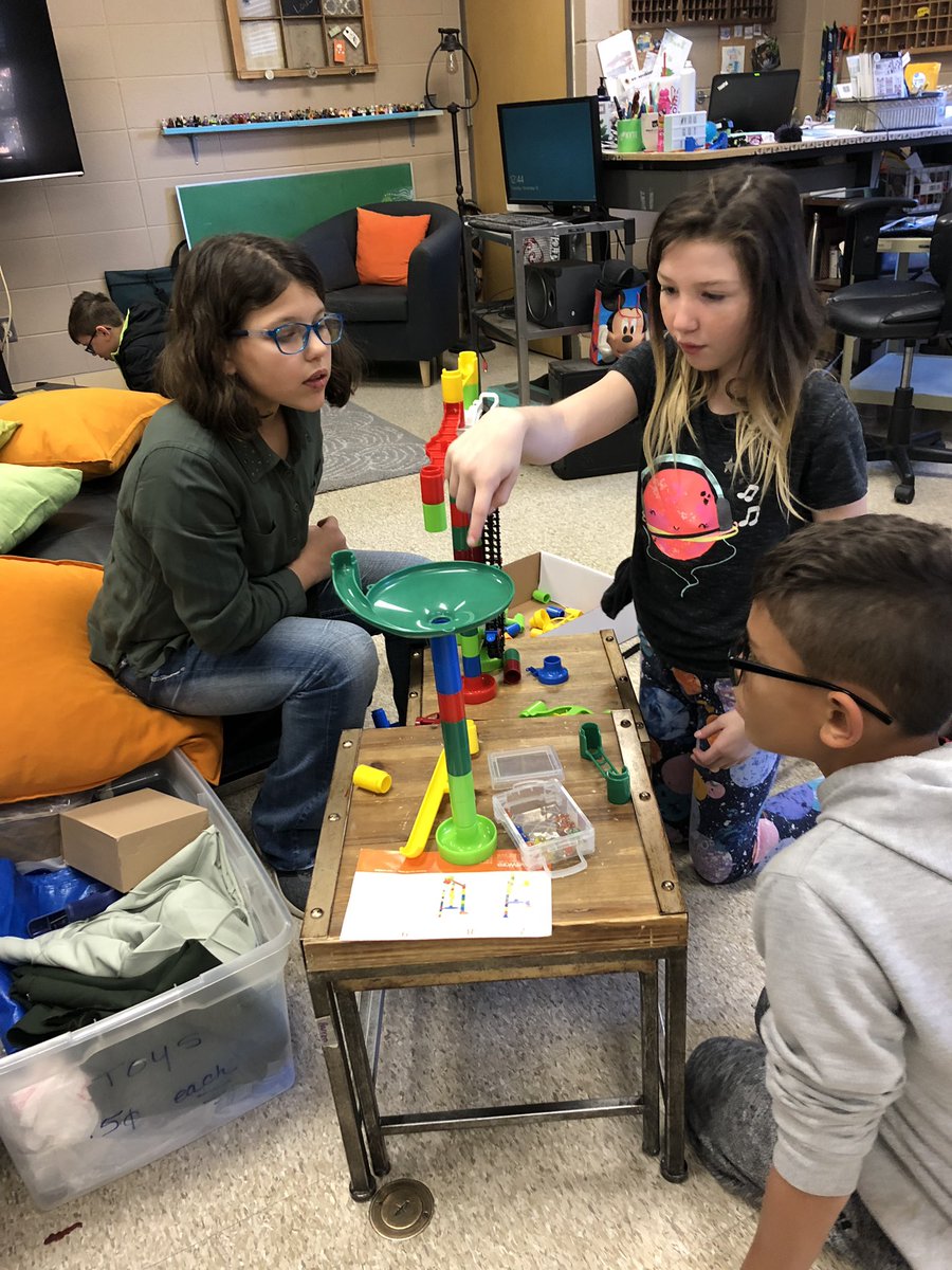 HarronKim's tweet photo. STEM building/exploring #theydontknowtheyrelearning #wiswillard https://t.co/GRwj4oqvyj