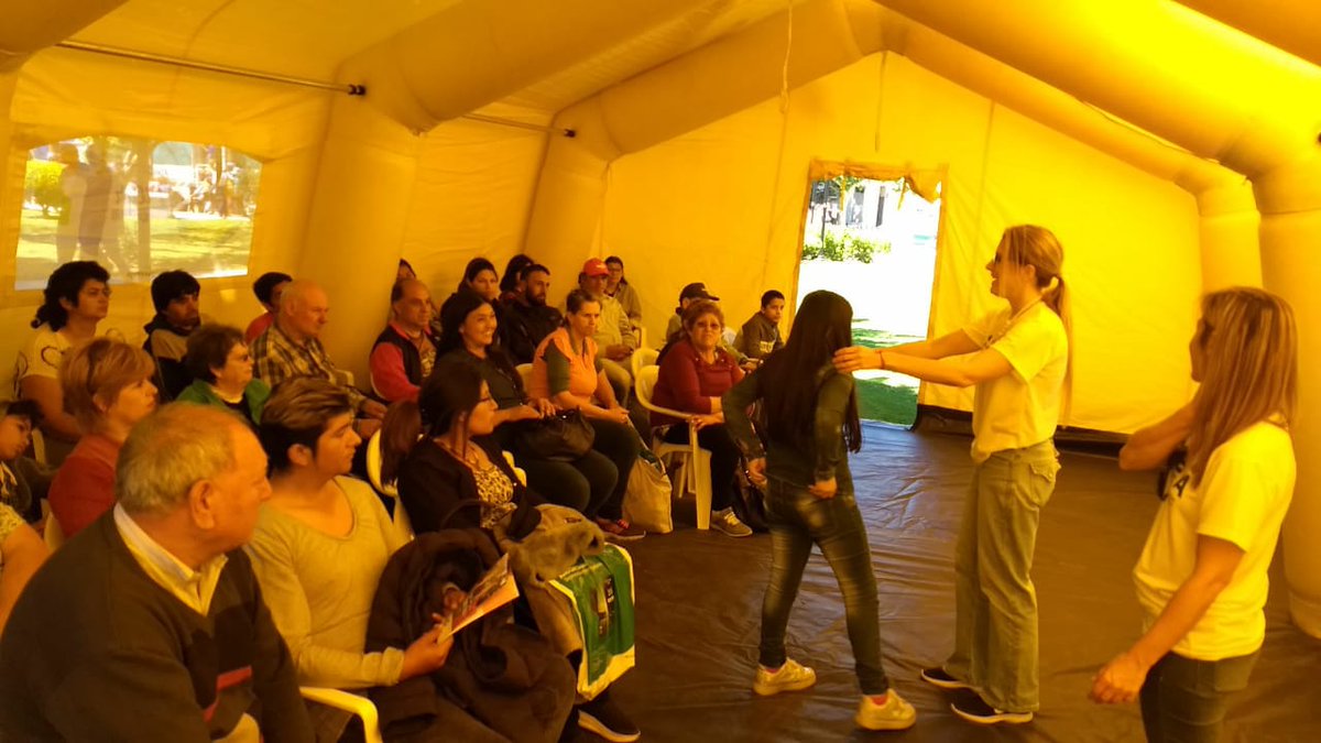 segpilarok's tweet photo. En el marco del #DíaMundialDeLaDiabetes estuvimos Presentes en la #Plaza12deOctubre junto a @DC_Pilar con la Carpa del COM #Pilar. Charlamos sobre #prevención, registramos a los vecinos en #AlertaPilar, brindamos material útil.
Emergencias 24hs:
DC: 103
COM: 02304276910 https://t.co/EGza7qGL03