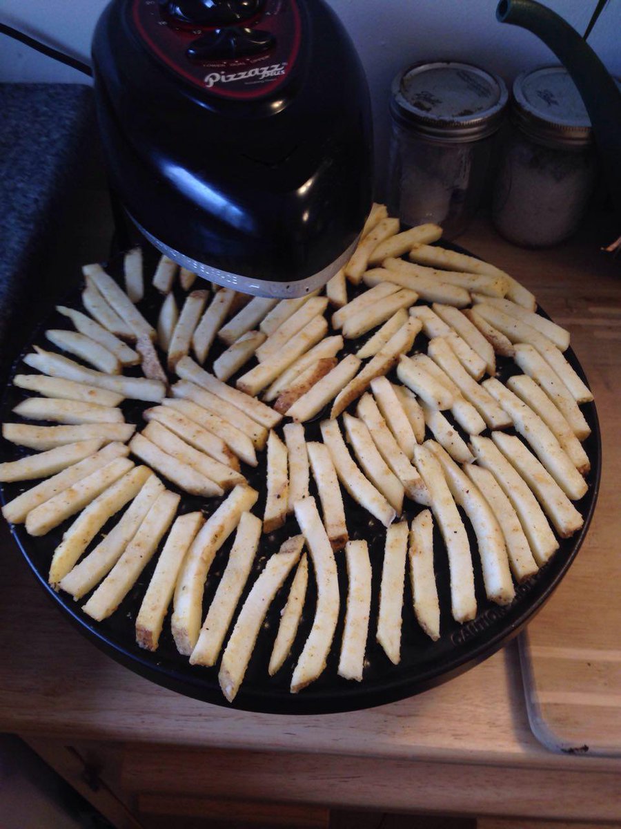 TarrinLupo's tweet photo. I am cooking no oil french fries and am comparing the @nuwave to the @pizzazz. Anxiously waiting on the results. #hcnf #vegan #fries @johnmcdougallmd #mcdougall https://t.co/4zWYsYh00m