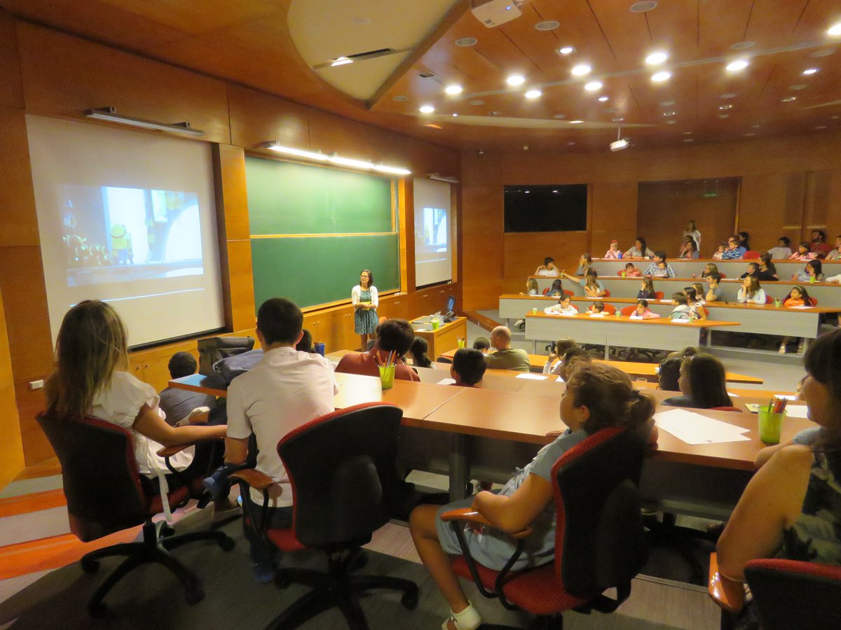 ESE Business School (@eseuandes) on Twitter photo La profesora del <a href="/ESEUANDES/">ESE Business School</a> , María José Bosch, realizó una clase especial para los hijos de los alumnos del Executive y Senior MBA promoción 2018, con el objetivo que los niños conozcan el lugar donde estudian sus padres. La profesora del <a href="/ESEUANDES/">ESE Business School</a> , María José Bosch, realizó una clase especial para los hijos de los alumnos del Executive y Senior MBA promoción 2018, con el objetivo que los niños conozcan el lugar donde estudian sus padres.