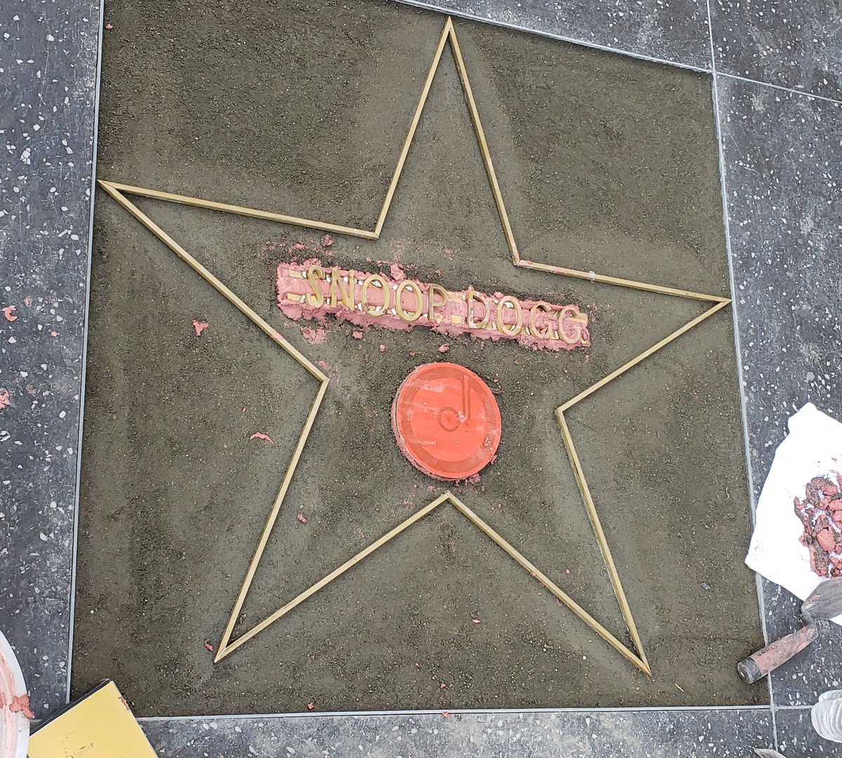 ParaAlmanac's tweet photo. @SnoopDogg they are making your star right now! https://t.co/YE4s9yOBVR