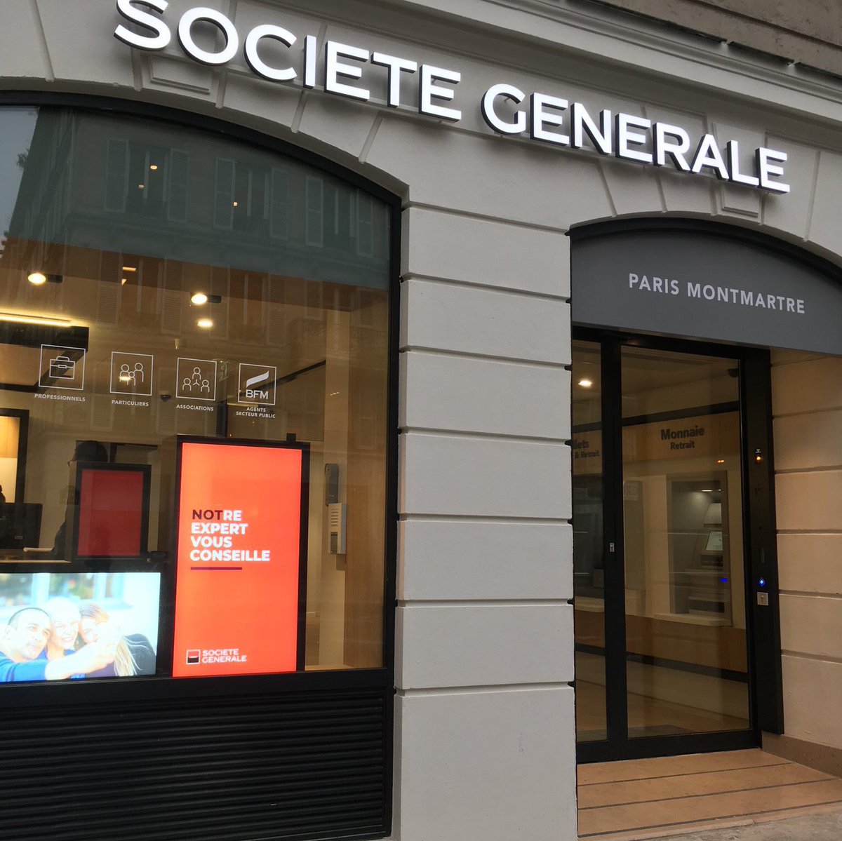 LaurentGoutard's tweet photo. Très fier 😊 de voir notre nouvelle signature « C’est vous l’avenir » sur nos agences, dans les villes à la télé et sur les réseaux sociaux 😊 #TheFutureIsYou @SG_presse @SG_etvous https://t.co/zIHFBDC06s