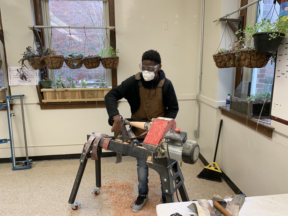 AlonzoACrim1's tweet photo. Our 🛋 for a cause students are refurbishing sofas. Please see @couchesfora for more details to purchase. @APSCTAE @apsupdate @dan_a_sims https://t.co/rNWcMMXclY