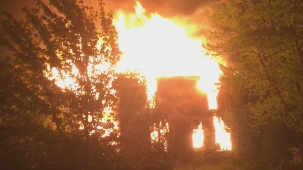 MMaluskeCTV's tweet photo. This is all that's left of a family farmhouse, built in 1910 that was set on fire in May, today, the arsonist was sentenced Details https://t.co/wbciP50QJl & hear from the owner tonight @CTVWindsor @ 6pm #wecovercourts #localtvmatters https://t.co/JJwrPETIcP