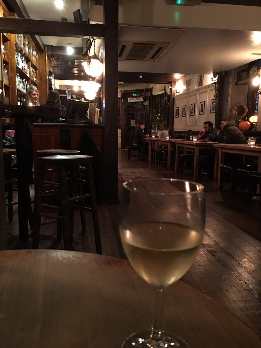 Nrapchuk's tweet photo. What do Londoners do when your tube line goes down during rush hour? Head to the pub of course. #londonlife https://t.co/pvZudV9yZk