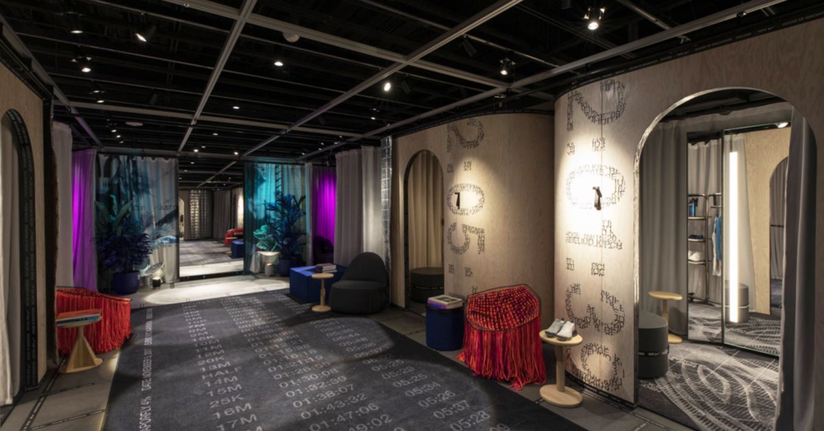 CNBC's tweet photo. Nike opens a new flagship store in NYC with customized sneakers and digital shopping. https://t.co/F4d34Na2QR https://t.co/2MpsAgeHmJ