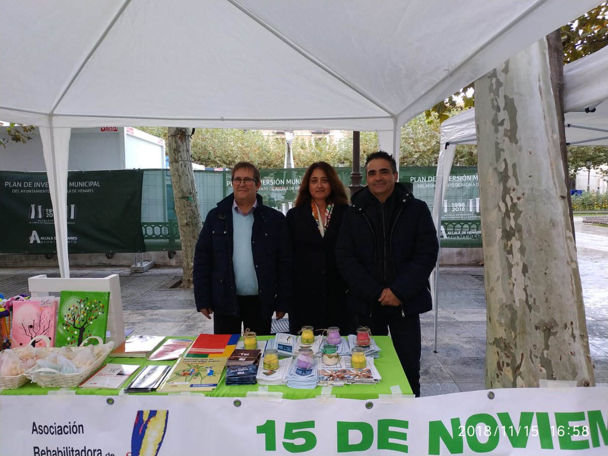 AnadJuan's tweet photo. Esta tarde en la Plaza de Cervantes he visitado la mesa de divulgación contra el consumo de alcohol de las asociaciones #ASAYAR y @ArafyvRedes. Una gran ayuda para salir de la exclavitud de las adicciones. Enhorabuena por vuestra labor. https://t.co/QgDR9pfaSI
