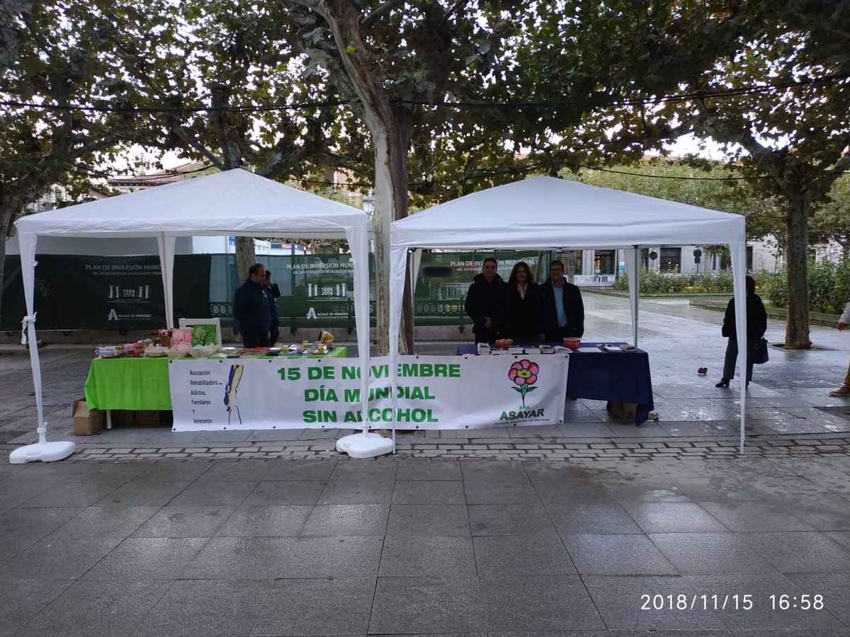AnadJuan's tweet photo. Esta tarde en la Plaza de Cervantes he visitado la mesa de divulgación contra el consumo de alcohol de las asociaciones #ASAYAR y @ArafyvRedes. Una gran ayuda para salir de la exclavitud de las adicciones. Enhorabuena por vuestra labor. https://t.co/QgDR9pfaSI