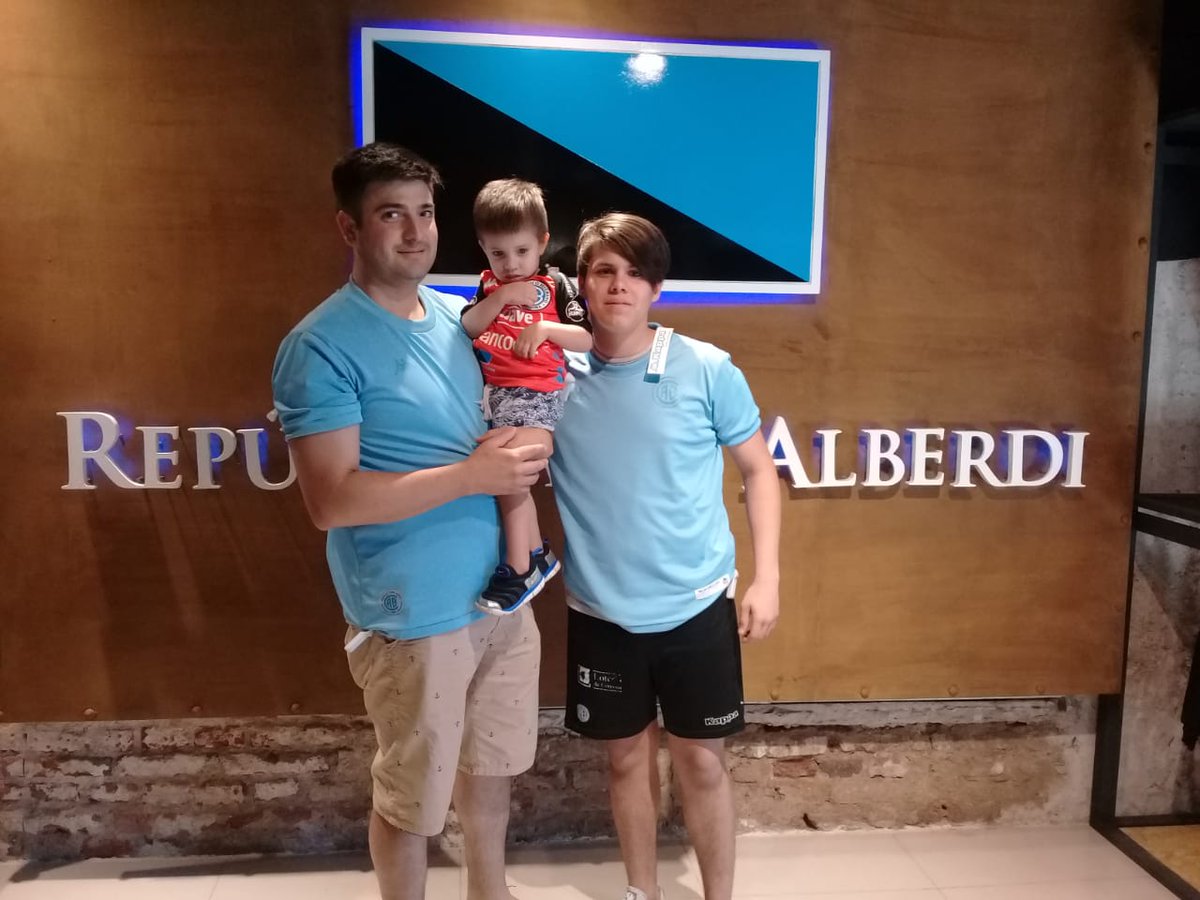 RepDeAlberdi's tweet photo. 🏴☠💙 ¡Ariel acaba de aprovechar la #Promo68 de @RepDeAlberdi!
👕+🎁 Comprando #LaDel68 de #Belgrano, te llevás de REGALO la remera del primer cordobés en el Torneo Nacional. https://t.co/MbNc51xpjA