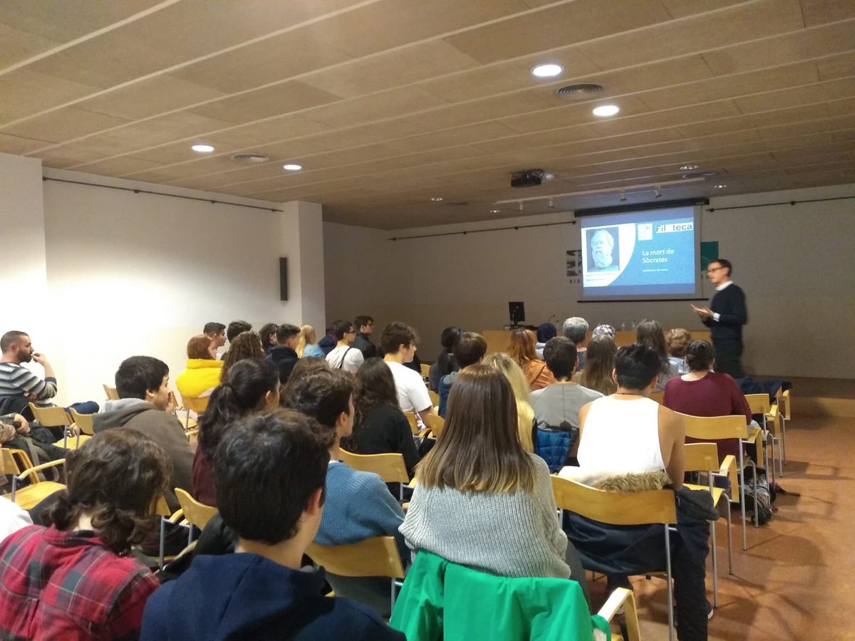 XarxaAdhoc's tweet photo. A la segona sessió de la #Filoteca en Manel García ens parla de “Els núvols” d’Aristòfanes. #DiaMundialFilosofia i vigília de la primera #Terrassada filosòfica. @bctxarxa @ajterrassa https://t.co/lfY70Qg5Vf