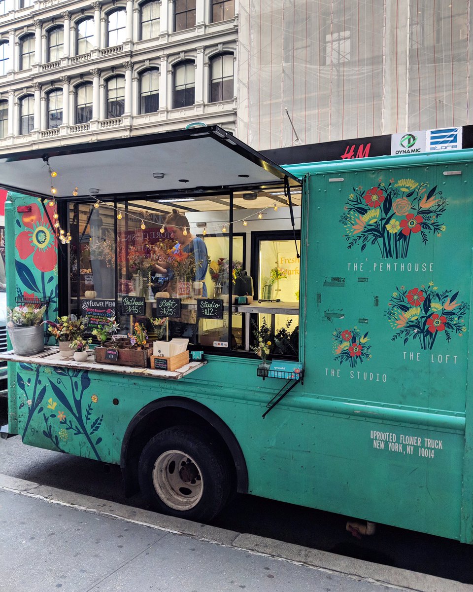 uprootednyc's tweet photo. It’s a Snowy Day in Flatiron🚐❄️💐 Stop by 19th &amp; 5th Ave until 8pm to place Turkey Day orders or shop weekend blooms🌼 https://t.co/GrAymHgemS