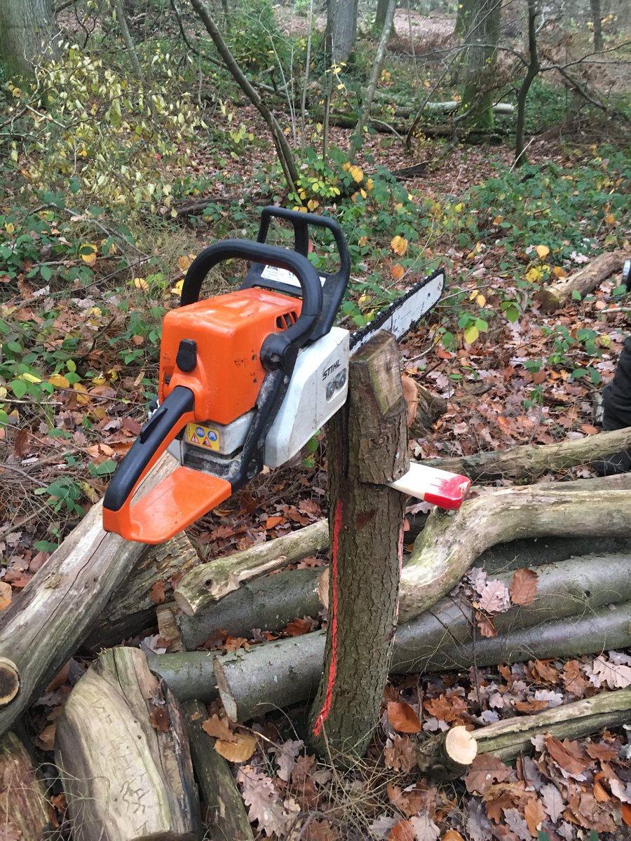 romneysussex's tweet image. Shown this simple homemade vice today. Saves getting wet knees sharpening on the floor!! #brilliant