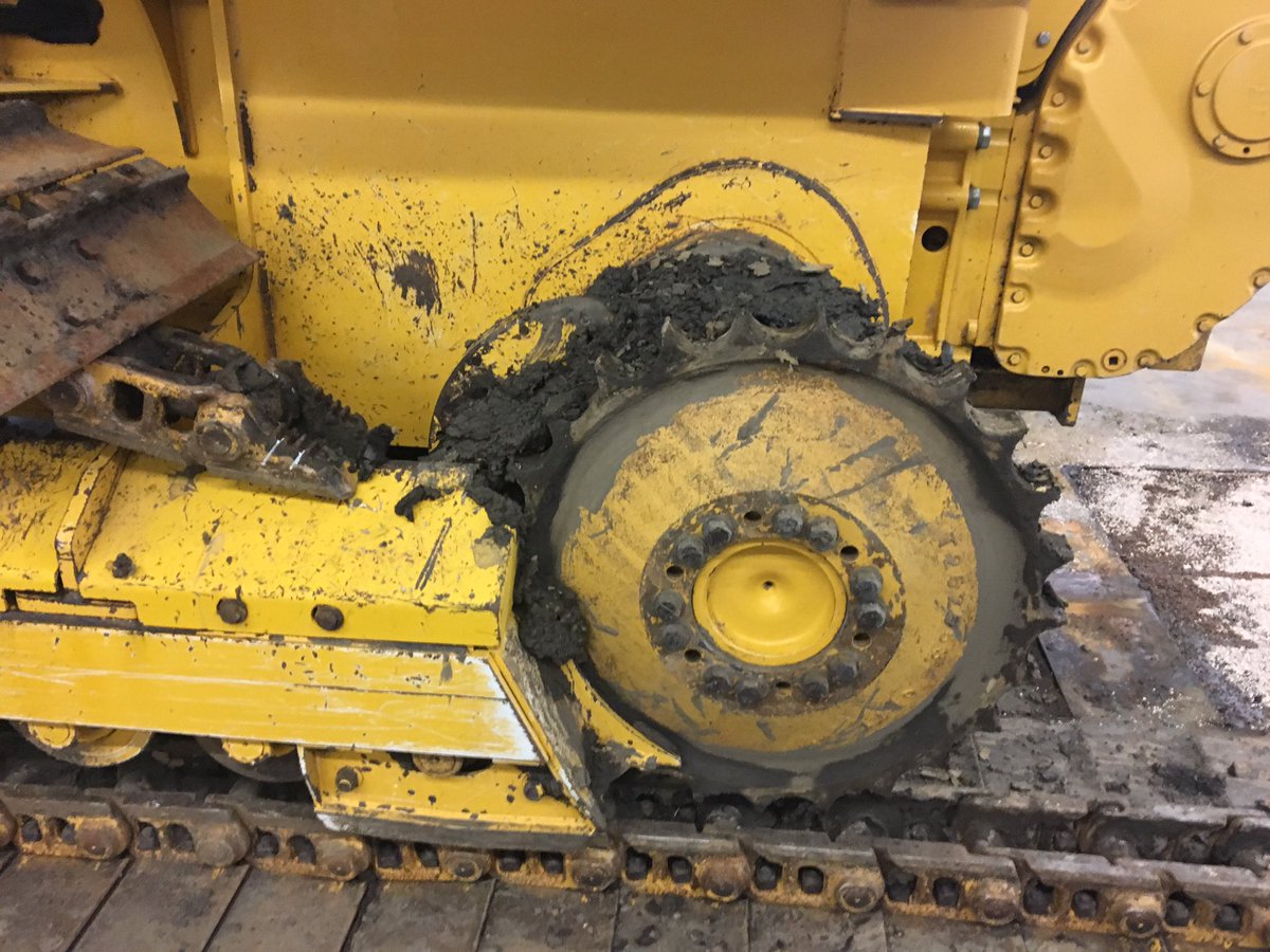 DJT6901's tweet photo. Tackling a final drive on a dozer today #shoplife #wannabemechanic #heavymechanic #shopbitch https://t.co/UnfHJEvHmN