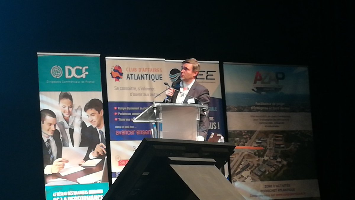 CCINantes's tweet photo. [#Réseau] Un peu de pédagogie et de dérision ce soir pour comprendre les enjeux de l'intelligence artificielle avec @dleglana à #PEE2018 📱💻. Les acteurs eco du territoire @peepresquile44 réunis à La Baule à l'initiative de 9 associations soutenues par @CCINantes. https://t.co/xRUbmaVHyi