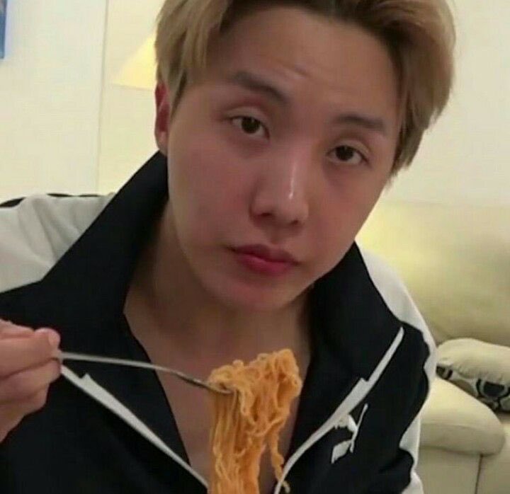deCypherBTS's tweet photo. JungKook to Hoseok’s spaghetti: that looks unappetizing lol

Hoseok: when have we cared about what food looks like

MOOD

#BurnTheStageTheMovie https://t.co/OeG83wLDC9