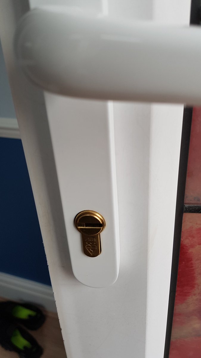 DSLOCKSMITH1's tweet image. Changed handle set back to lever pad. And upgraded the cylinder to a ABS.  Doing security the proper way. #LocksWithHeart @avocetabs
