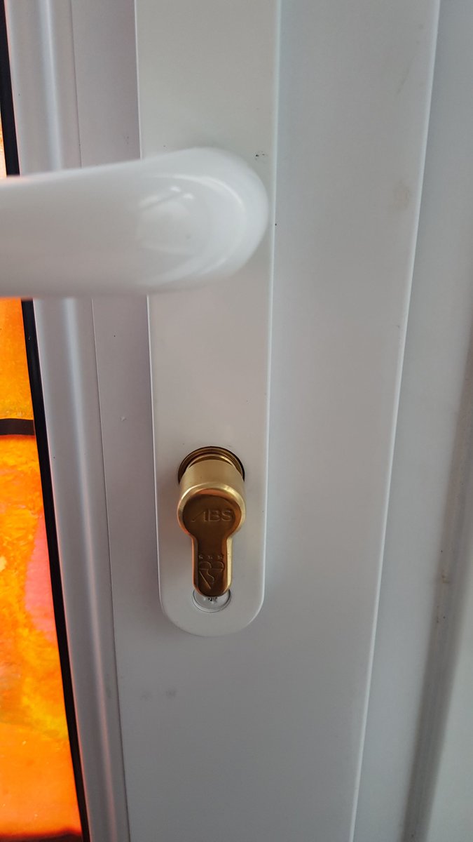 DSLOCKSMITH1's tweet image. Changed handle set back to lever pad. And upgraded the cylinder to a ABS.  Doing security the proper way. #LocksWithHeart @avocetabs
