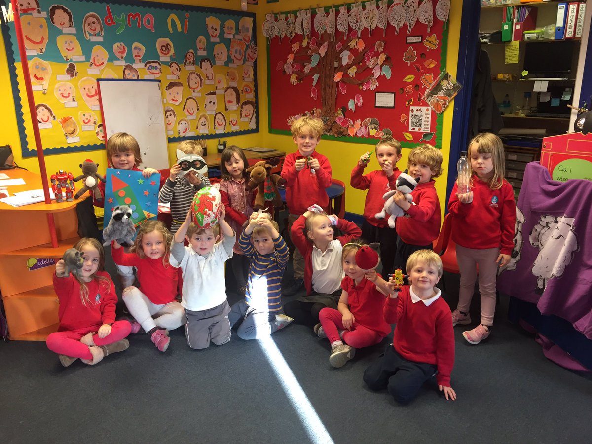 YsgolGymraegD's tweet photo. Lle’n llawn o bethau yn dechrau gyda - r. #robot #roced #robingoch #reis #radio #rygbi #racŵn #rwdins 👏🏼 da iawn chi! https://t.co/cKpT7q5B03