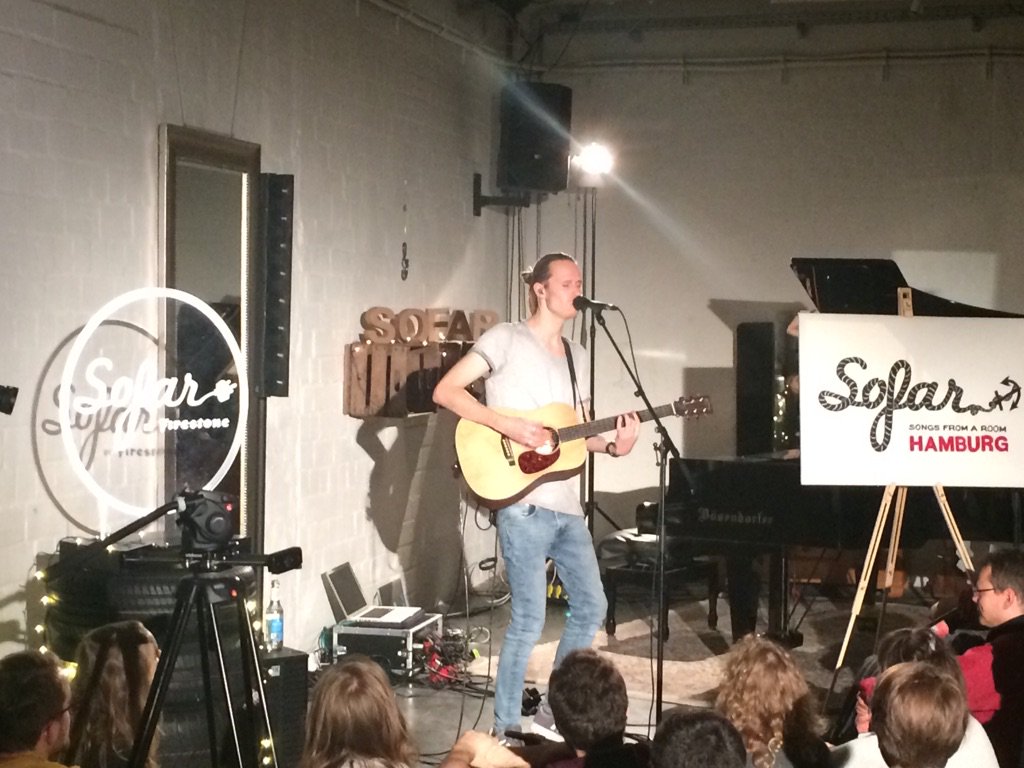 SofarHH's tweet photo. Erster Act des Abends ist Lokalmatador @tomklose der schon auf der aller ersten #sofarhh Show in 2013 für uns gespielt hat. #Firestone #FirestoneLIVE https://t.co/lY2MGdNPhH