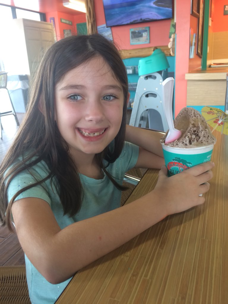 SenecalMolly's tweet photo. Showing our support for @Ms_TRIPP18 we love @bahamabucks https://t.co/BdD1zW7B7G