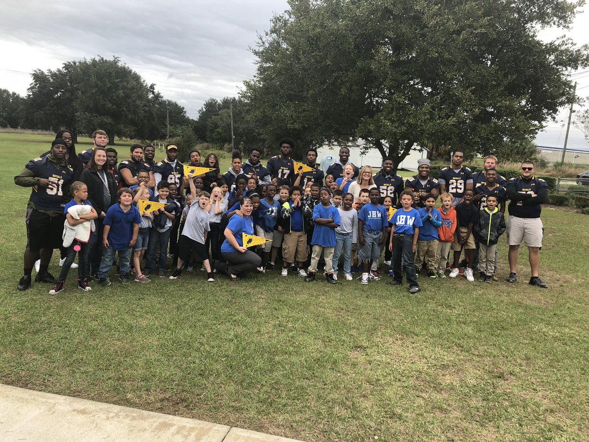WarnerUFootball's tweet photo. Awesome time at Janie Howard Wilson elementary #Service #BuildTheKingdom 🦁 https://t.co/BkLFfDOzKy