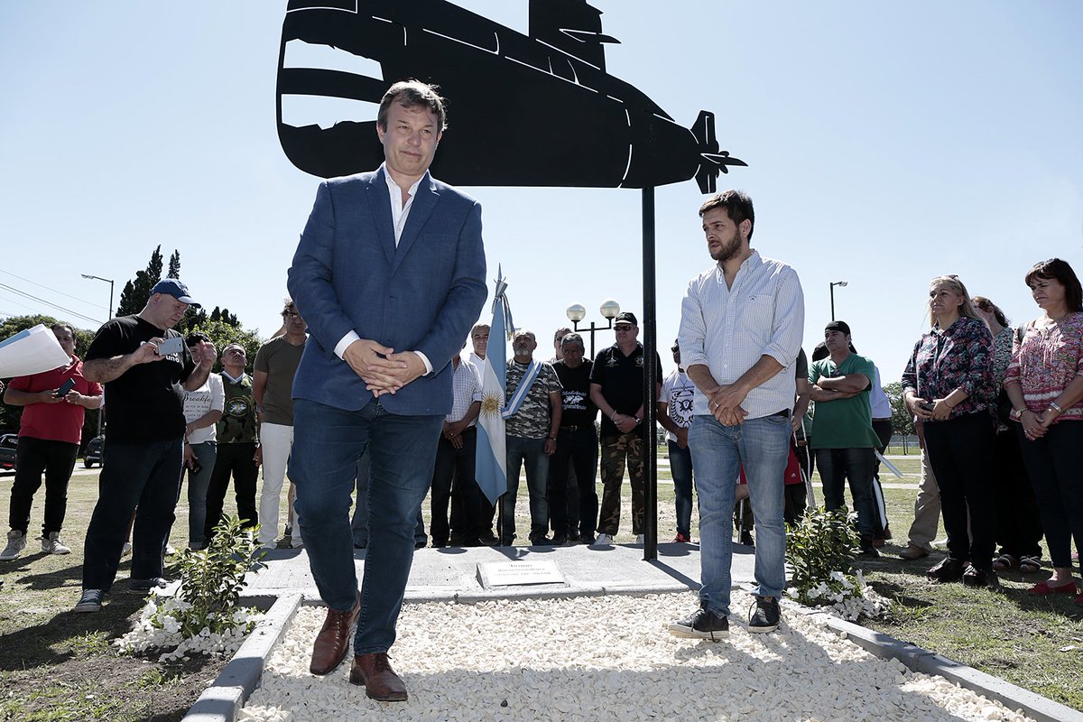 CascallaresPJ's tweet photo. 🇦🇷🇦🇷🇦🇷 En Rafael Calzada rendimos un sentido homenaje a los 44 héroes del #AraSanJuan a un año de su desaparición y alzamos un monumento en su recuerdo . #44Heroes #SomosBrown https://t.co/x4zdLuJ8kZ