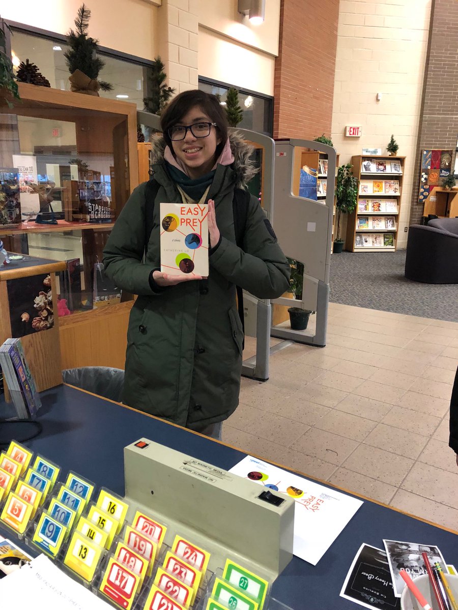 Easy Prey is flying off the shelves of the MSS Library! ⁦<a href="/MississaugaSS/">Mississauga SS</a>⁩ ⁦@CatherineELo⁩ #weloveYA