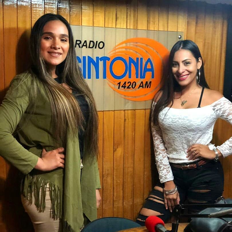 TCONESYBOTAS's tweet photo. Gracias a nuestra invitada IDANIA RODRIGUEZ conversando sobre maquillaje y todos esos maravillosos #tips para vernos más hermosas.
No olviden seguirla en sus redes sociales.... esperando el día del BEAUTY GLAM y su Makeup Class.
 #mujer
 #makeup
 #maquillajeprofesional https://t.co/Mg6Rojp1TA