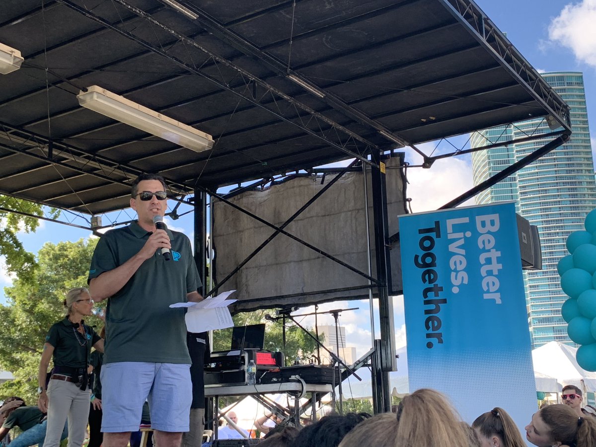 GTLawCares's tweet photo. #GTMiami was proud to support @ParkinsonDotOrg's Moving Day. During the event, @GT_Law’s @TimKolaya, Chair of the South FL Chapter of the Parkinson’s Foundation, had the honor of presenting the 2nd Annual Robert H. Traurig Award of Excellence to Joe and Sharon Glick. #Together4PD https://t.co/fdRgS30QTa