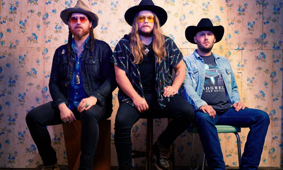 RollingStone's tweet image. Quaker City Night Hawks announce new album and share their rocking song "Suit in the Back" rol.st/2QLiPGz