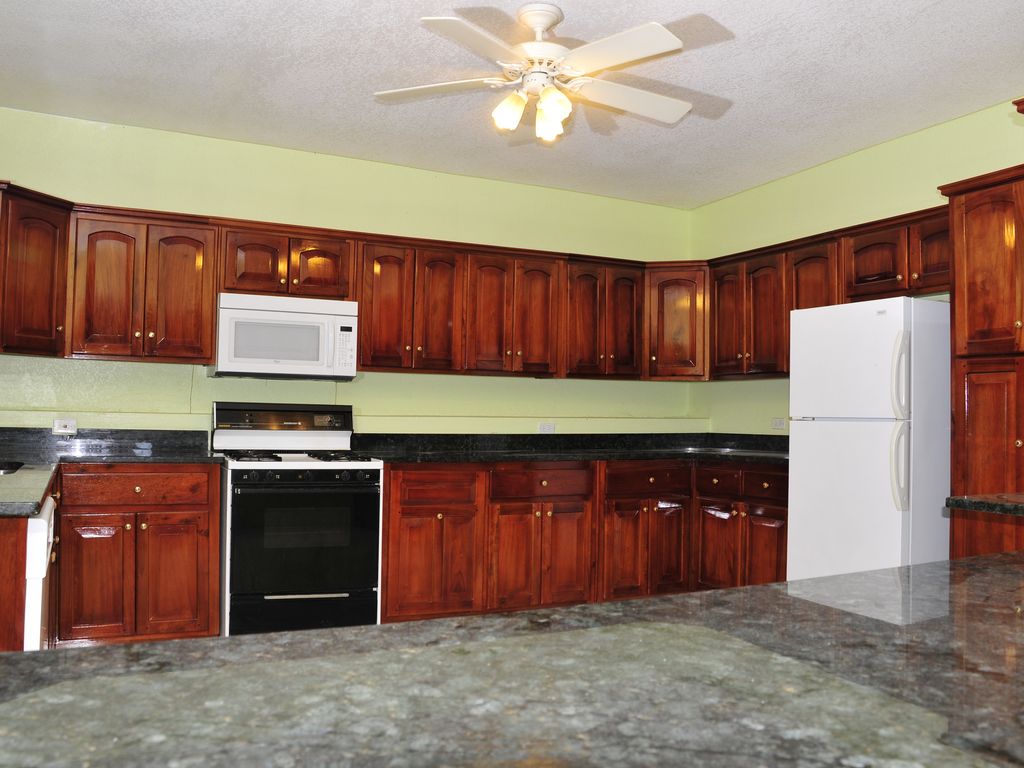 HeightsSea's tweet image. The #spacious_bedrooms are similarly furnished, and all the #bedrooms are Air- #Conditioned and have #private_bathrooms.  Each room has balconies and varandahs with view of the #Jamaican countryside and the #beautiful_Caribbean Sea. findamericanrentals.com/montego-bay-vi….