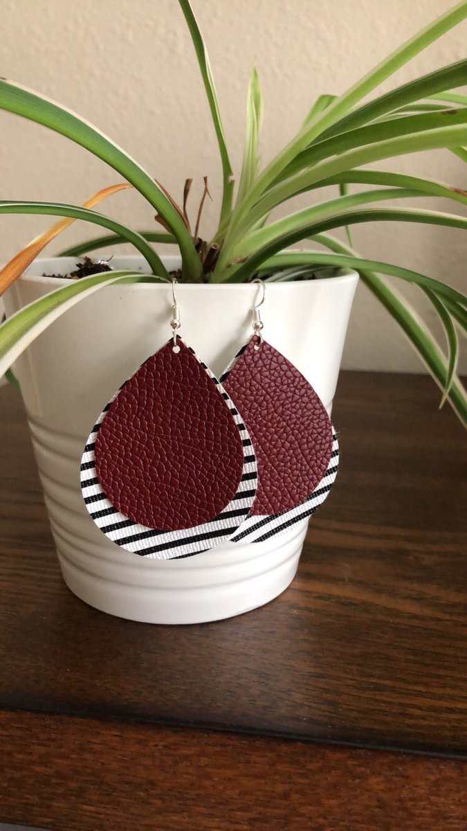 LCrafties's tweet photo. Just added these cuties to my shop at https://t.co/Mz6v8x05Gm 😍✨check them out!
...........................................................
#stripes #earrings #leatherearrings #stripesandburgundy #accessories #jewelry https://t.co/cEdi2744rK