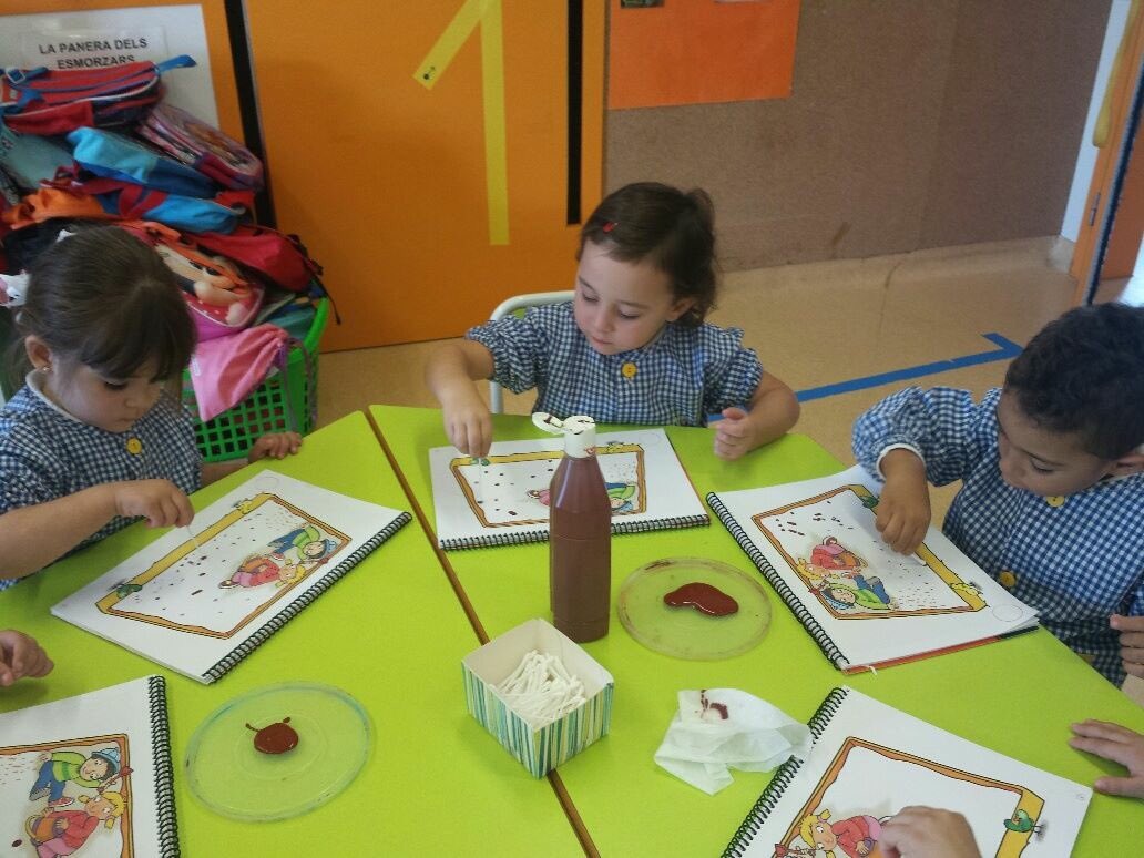 EscolaJoan23's tweet photo. Els nens i nenes de #P3 d’ #INF de l’@EscolaJoan23 continuem treballant la #motricitat fina amb la tècnica del #punteig amb palets de les orelles i pintura. Ens hem concentrat moltíssim per poder agafar amb els #ditets el palet i poder fer uns punts ben #rodonets... 👏🏼 #Tarragona https://t.co/o8ltTGLYAi